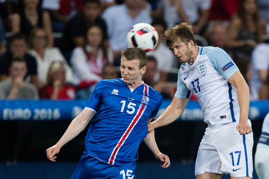 Islands Jón Dadi Bödvarsson mot Englands Eric Dier