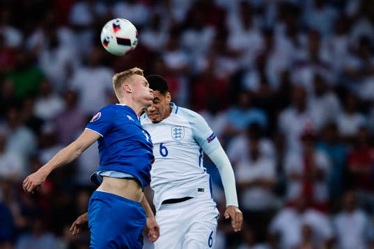 Islands Kolbeinn Sigthorsson och Englands Chris Smalling