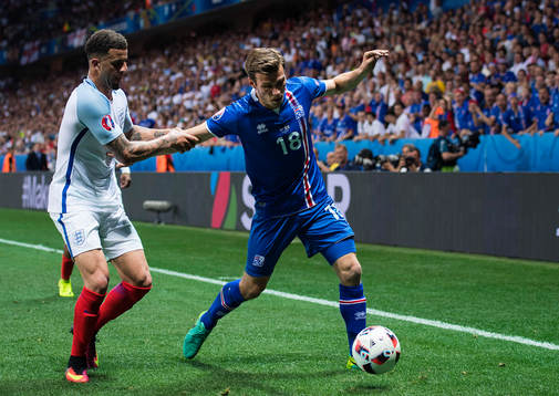 Englands Kyle Walker och Islands Elmar Bjarnason