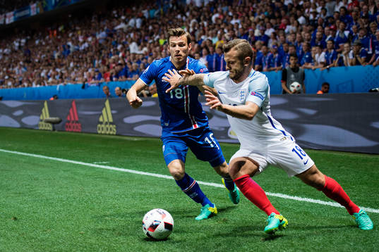 Islands Elmar Bjarnason och Englands Jack Wilshere