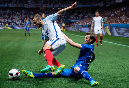 Englands Jack Wilshere och Islands Elmar Bjarnason