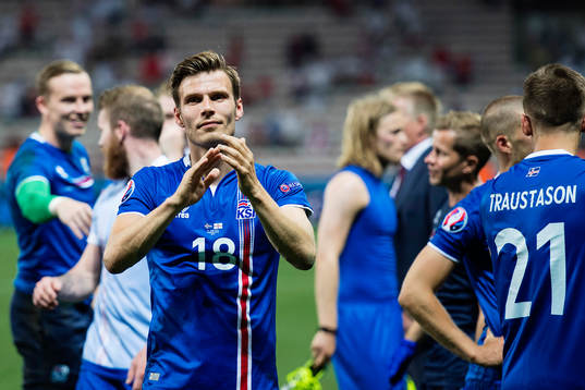 Islands Elmar Bjarnason jublar
