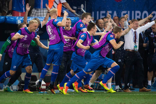 Islands spelare med Hjörtur Hermannsson (tv)) jublar