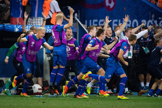Islands spelare med Hjörtur Hermannsson (tv)) jublar