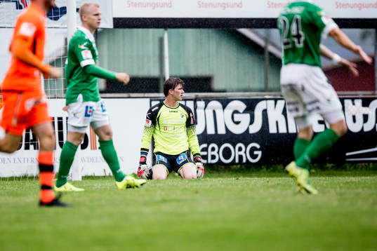 Ljungskiles målvakt August Strömberg deppar