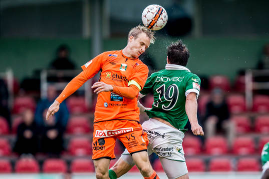 Varbergs Pär Asp och Ljungskiles Hannes Stiller i duell