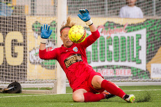 Göteborgs målvakt Loes Guerts räddar skott