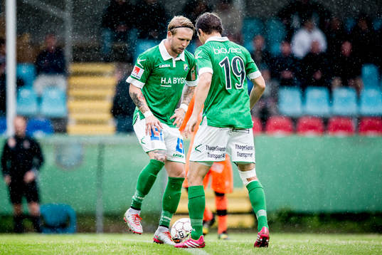 Ljungskiles Tim Nilsen och Hannes Stiller med avspark