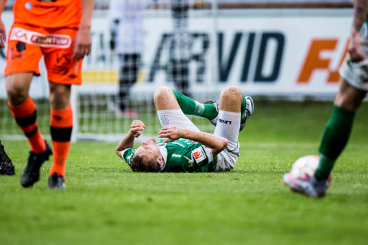 Ljungskiles Jakob Olsson liggandes på marken