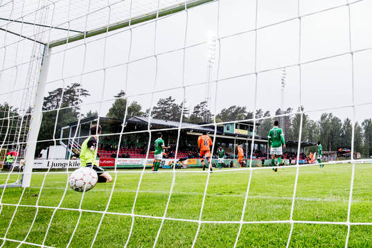Varbergs Thomas Boakye gör 0-1 bakom Ljungskiles målvakt