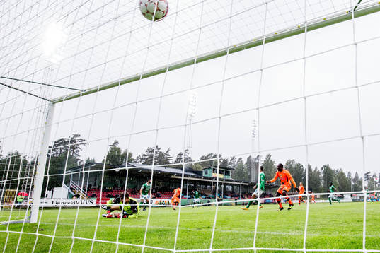 Varbergs Thomas Boakye gör 0-1 bakom Ljungskiles målvakt