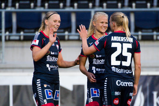 Linköpings Stina Blackstenius jublar med lagkamraterna