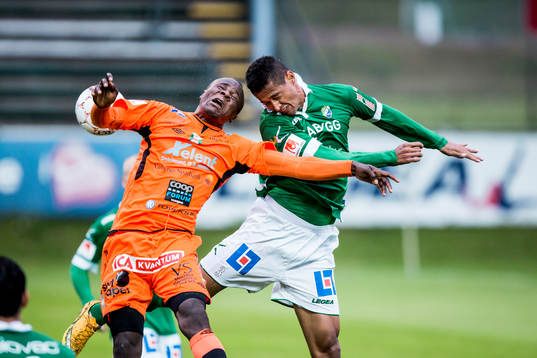 Ljungskiles Josemar Santana Silva och Varbergs Nsima Peter