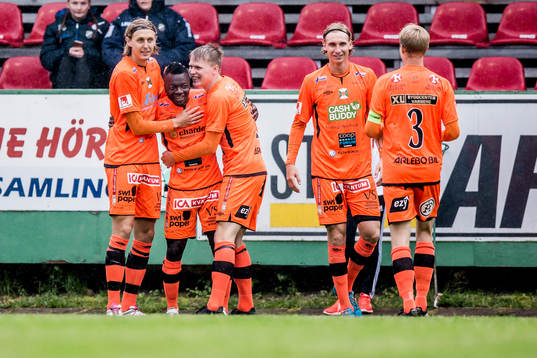 Varbergs Thomas Boakye har gjort 0-1 och jublar med