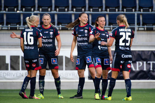 Linköpings Stina Blackstenius jublar med lagkamraterna