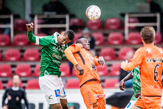 Ljungskiles Josemar Santana Silva och Varbergs Nsima Peter