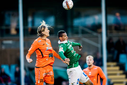 Varbergs Joakim Lindner och Ljungskiles Josemar Santana