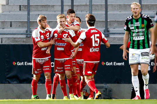 Degerfors Ludvig Fritzson jublar med lagkamraterna