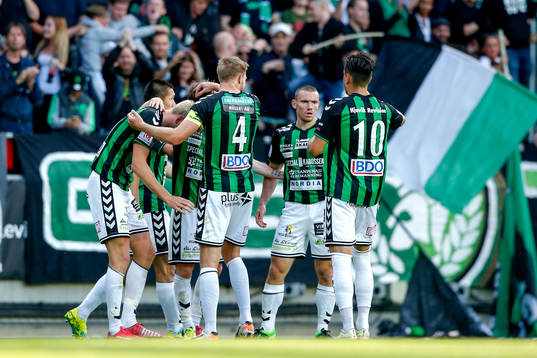 GAIS Johan Lundgren jublar med lagkamraterna