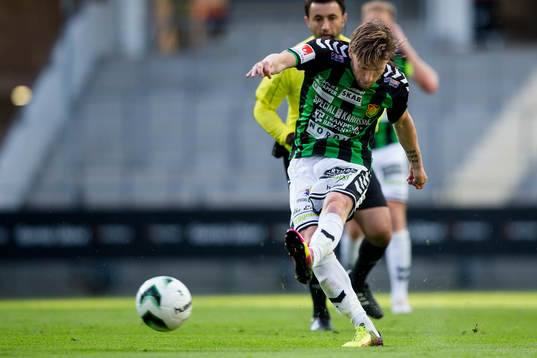 GAIS Johan Lundgren skjuter ett skott