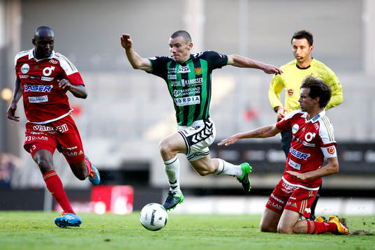 GAIS James Sinclair och Degerfors Boris Lumbana och
