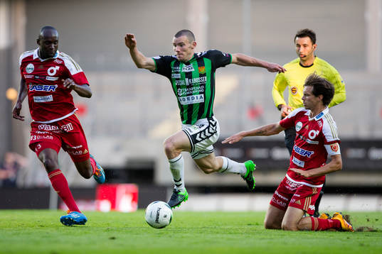 GAIS James Sinclair tar sig förbi Degerfors Boris Lumbana