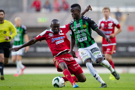 GAIS Kieron Cadogan före Degerfors Boris Lumbana