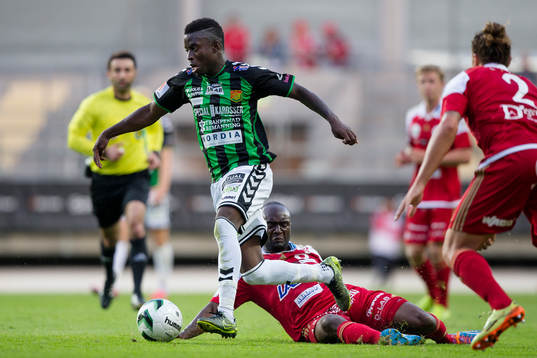 GAIS Kieron Cadogan före Degerfors Boris Lumbana