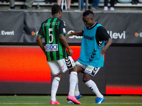 GAIS Luther Singh dansar med avbytaren Pule Maraisane
