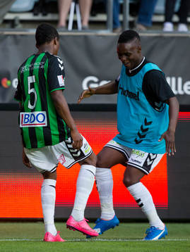 GAIS Luther Singh dansar med avbytaren Pule Maraisane