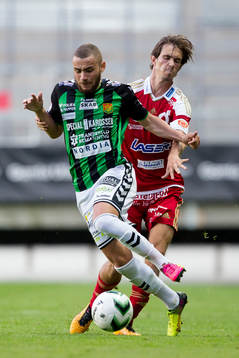 Degerfors Sebastian Ohlsson försöker stoppa GAIS Malkolm