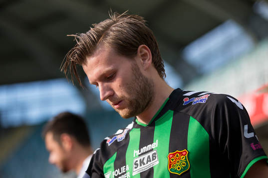 GAIS Johan Lundgren på väg in till fotbollsmatchen i