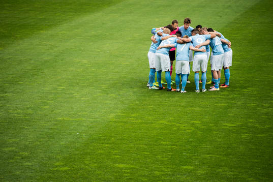 Malmö FFs spelare samlas i en ring