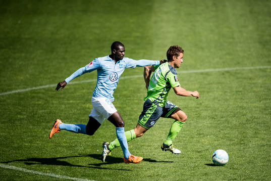 Malmö FFs Enock Kofi Adu jagar Odense Rasmus Festersen