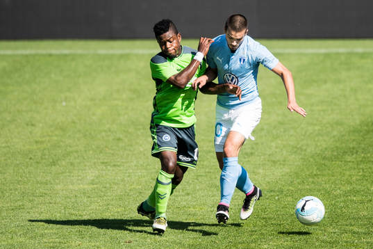 Odense Izunna Uzochukwu och Malmö FFs Vladimir Rodic