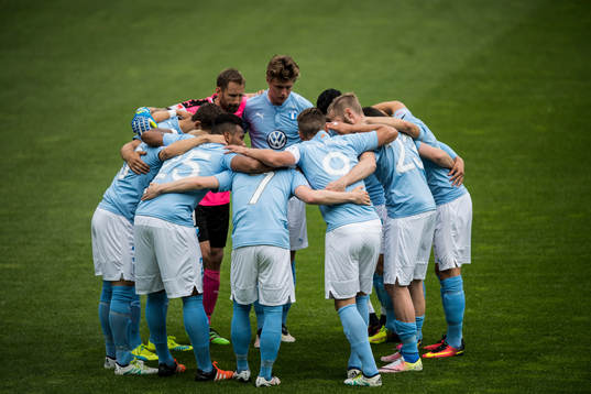 Malmö FFs spelare samlas i en ring