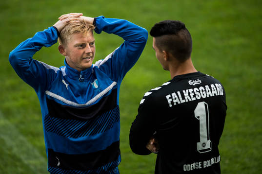 Malmö FFs Anders Christiansen i samtal med Odense målvakt