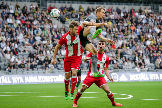 s Per Karlsson i en nickduell mot Bala Towns Anthony