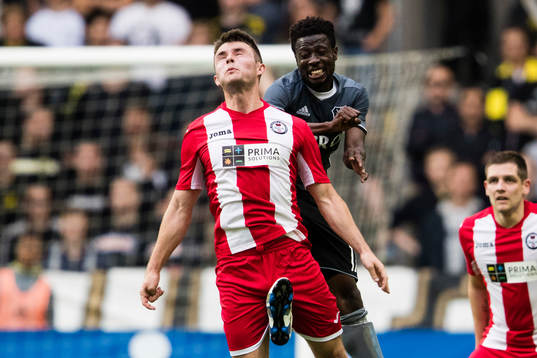 s Ebenezer Ofori i en närkamp med Bala Towns Nathan Burke