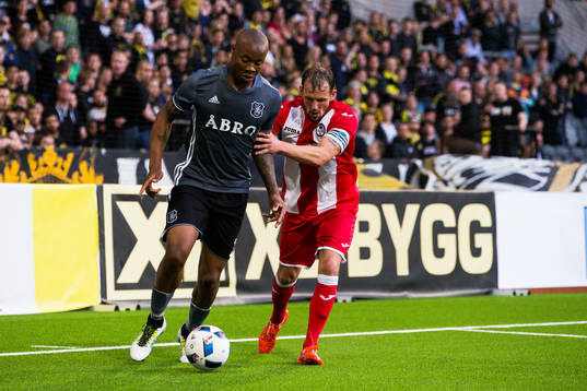 s Carlos Strandberg i kamp om bollen med Bala Towns Ryan