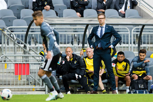 s tränare Rikard Norling följer spelet