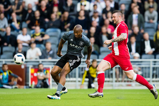 s Carlos Strandberg med ett skott mot mål