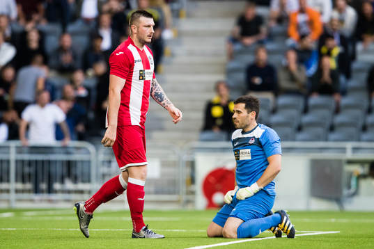 Bala Towns Tony Davies och målvakt Ashley Morris deppar