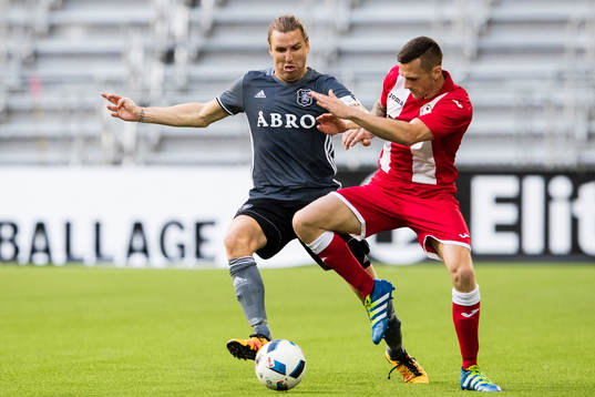 s Nils-Eric Johansson i kamp om bollen med Bala Towns Mike