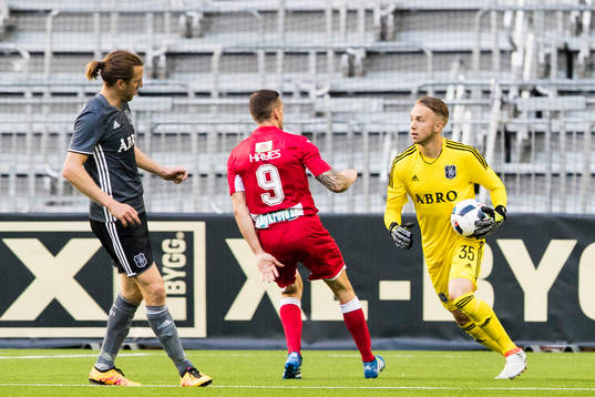 s målvakt Patrik Carlgren tar hand om bollen framför Bala
