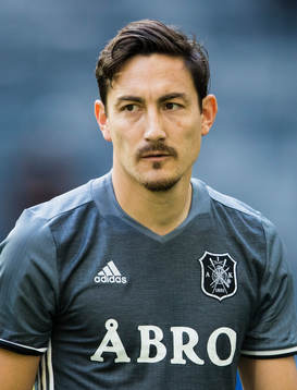 s Stefan Ishizaki innan fotbollsmatchen i kvalet till