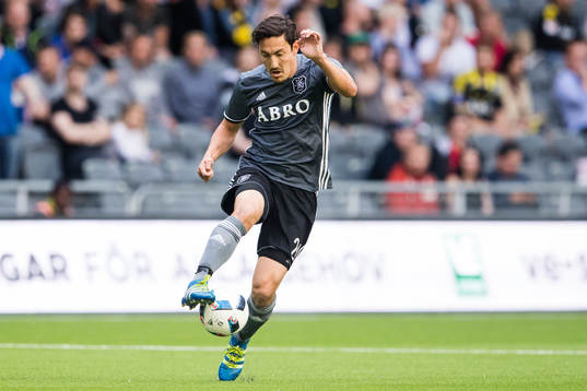 s Stefan Ishizaki med bollen