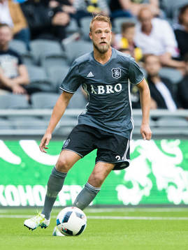 s Daniel Sundgren med bollen