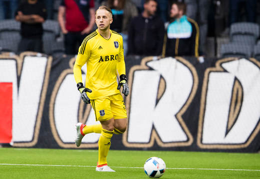 s målvakt Patrik Carlgren med bollen