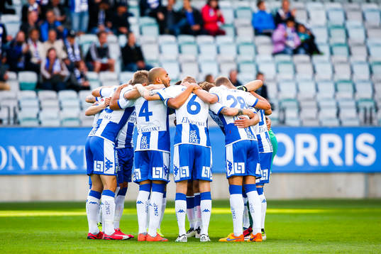 IFK Göteborgs spelare samlad före fotbollsmatchen i